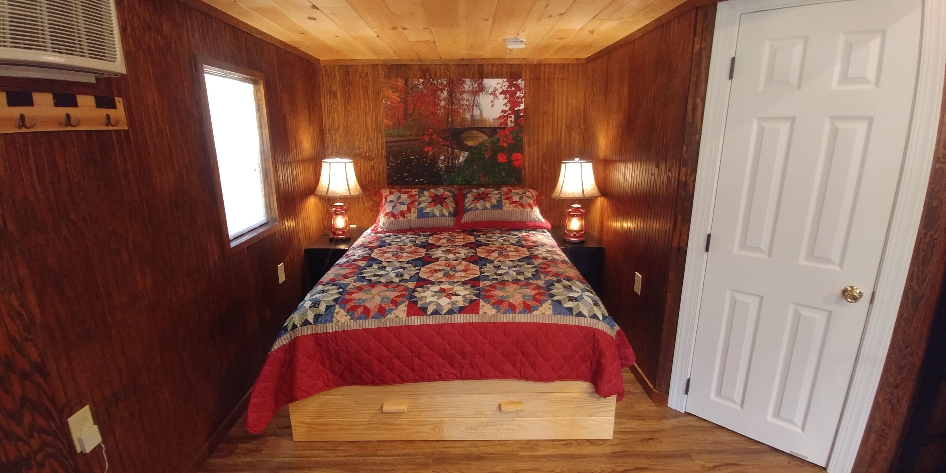 Red Top Cabin within walking distance of Douglas Lake