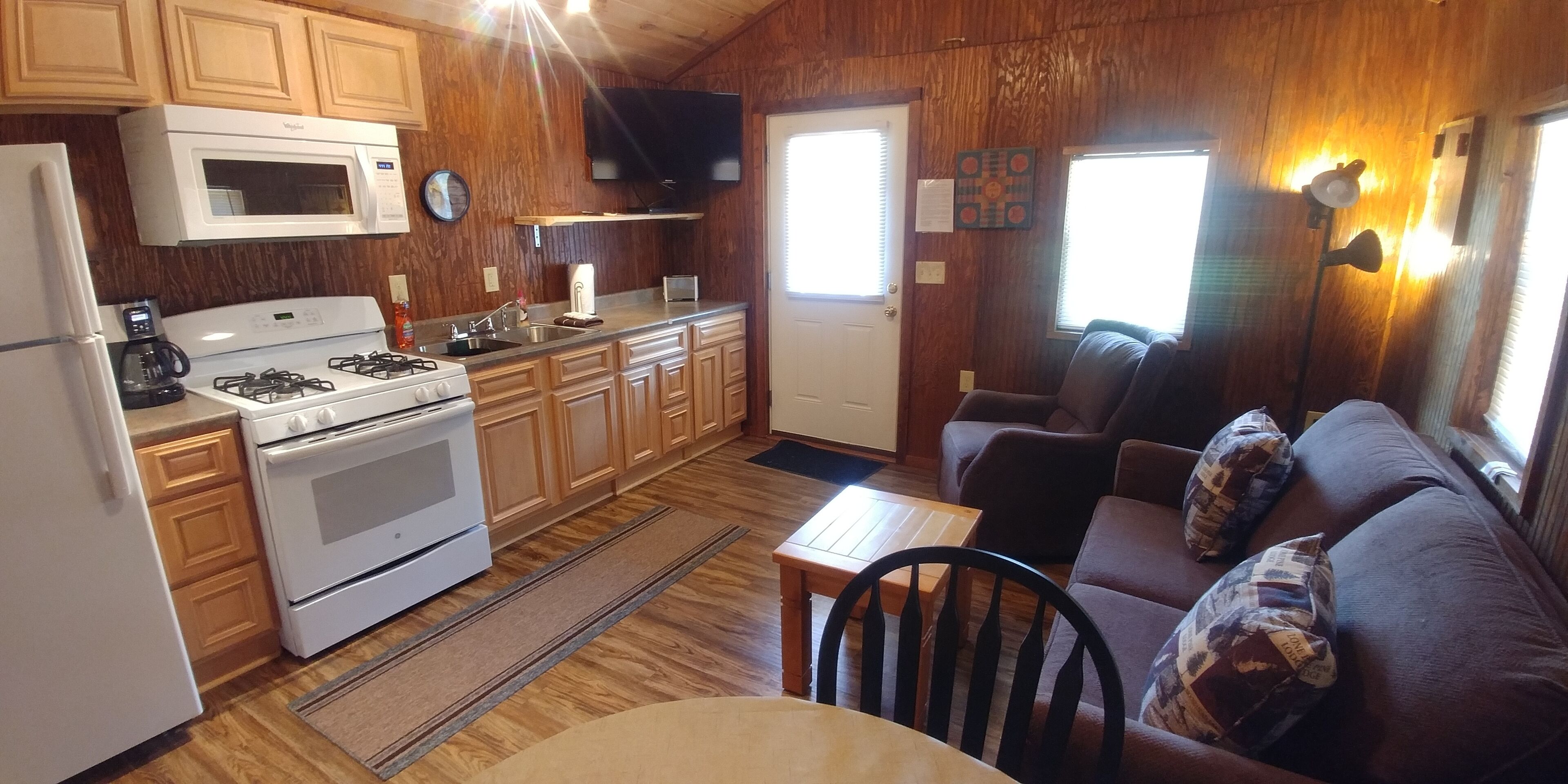 Red Top Cabin within walking distance of Douglas Lake