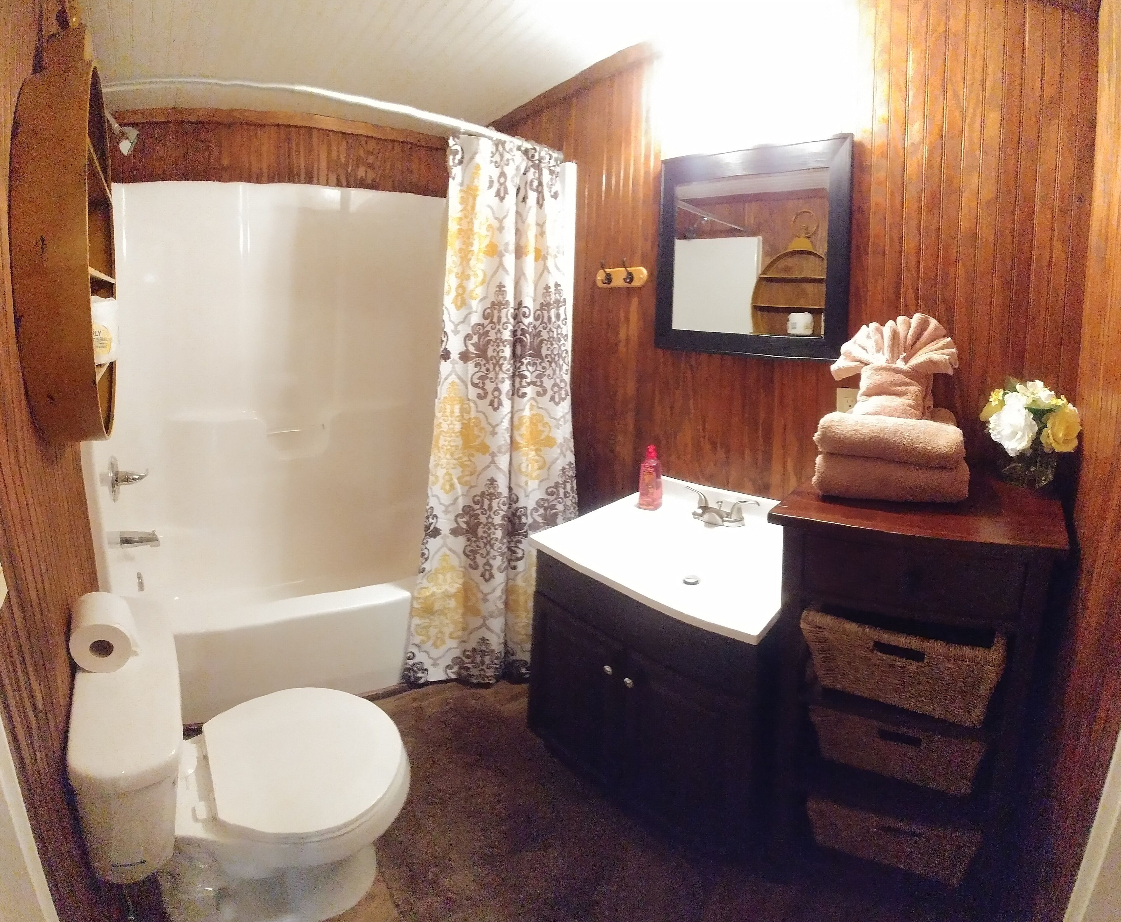 Red Top Cabin within walking distance of Douglas Lake