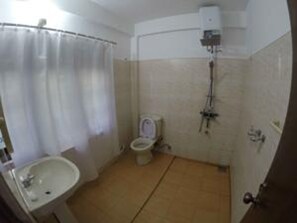 Shower, rainfall showerhead - Nature Villa 107 Kandy - Hostel (Kandy)