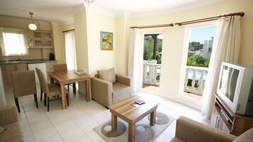 Villa, 2 Bedrooms, Pool View | Living room