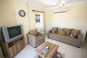 Villa, 2 slaapkamers, uitzicht op zwembad | Woonkamer | Lcd-televisie en een dvd-speler