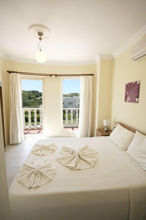 Villa, 2 chambres, vue sur la piscine | 2 chambres, bureau, accès au Wi-Fi (inclus), literie fournie