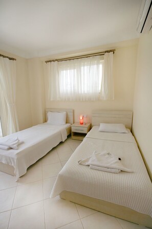 Villa, 2 chambres, vue sur la piscine | 2 chambres, bureau, accès au Wi-Fi (inclus), literie fournie