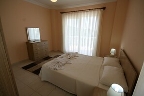 Vila, 3 kamar tidur, pemandangan kolam renang | 3 kamar tidur, meja kerja, setrika/meja setrika, dan Wi-Fi gratis