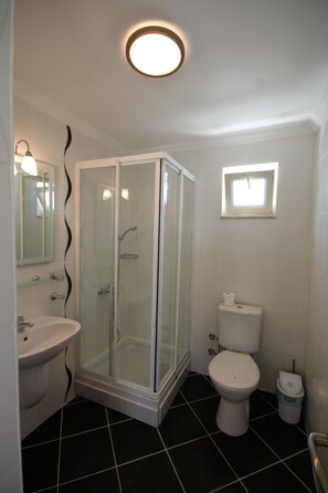 Vila, 3 kamar tidur, pemandangan kolam renang | Kamar mandi | Bathtub dan shower terpisah, bathtub besar,  dan shower pijat air