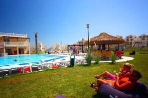 Kolam renang indoor dan 7 kolam renang outdoor