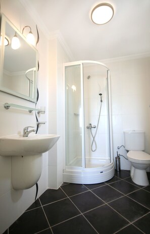 Villa, Non Smoking | Bathroom | Shower, hair dryer, towels