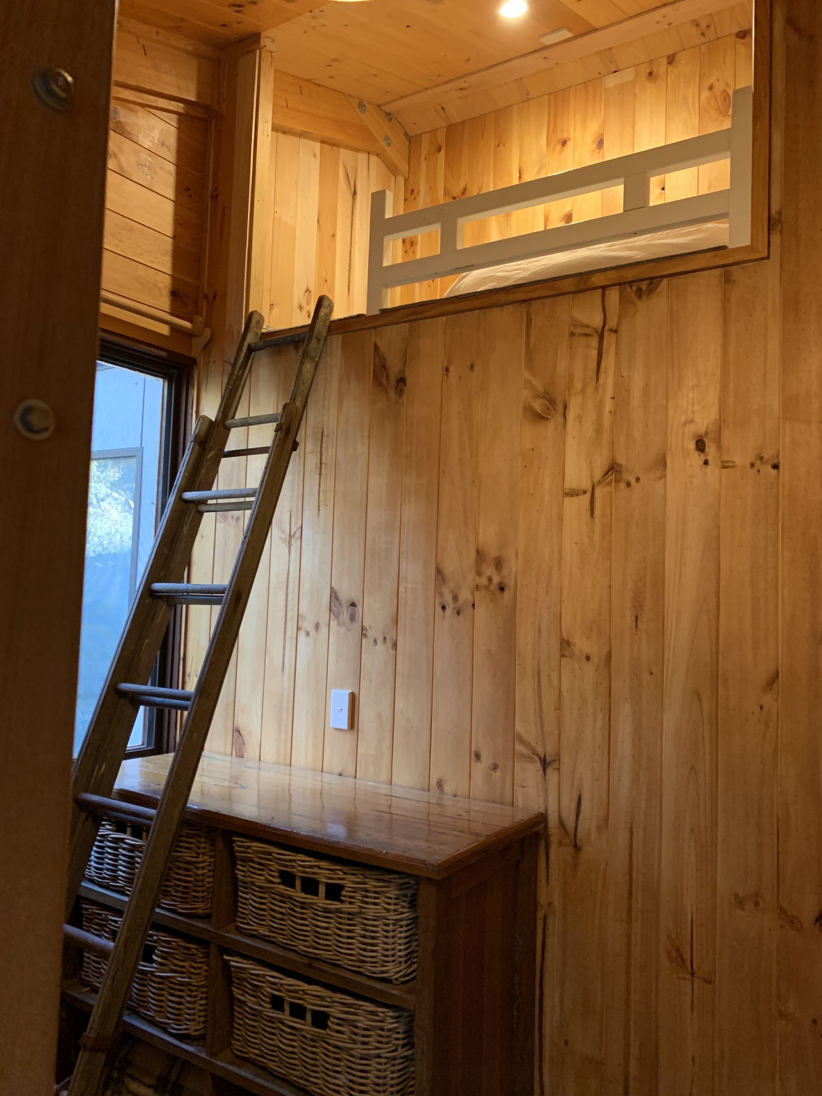 Rustic Log Cabin on 100 acres in the heart of the Snowy Mountains — image 3