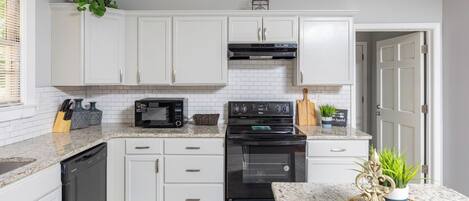 冷蔵庫、電子レンジ、オーブン、コンロ