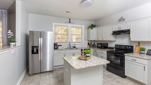 Køleskab, mikrobølgeovn, ovn, kogeplade