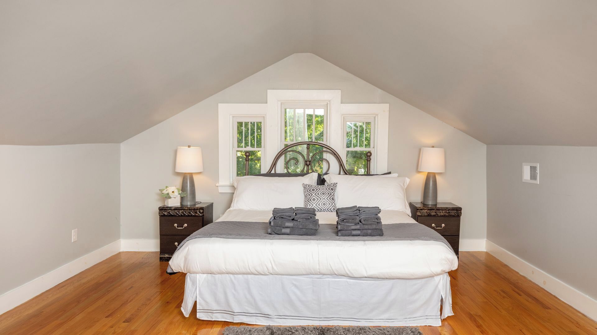 4 bedrooms, iron/ironing board, WiFi, bed sheets