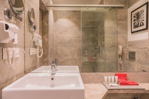 Premium tweepersoonskamer | Badkamer | Een douche, gratis toiletartikelen, een haardroger, pantoffels