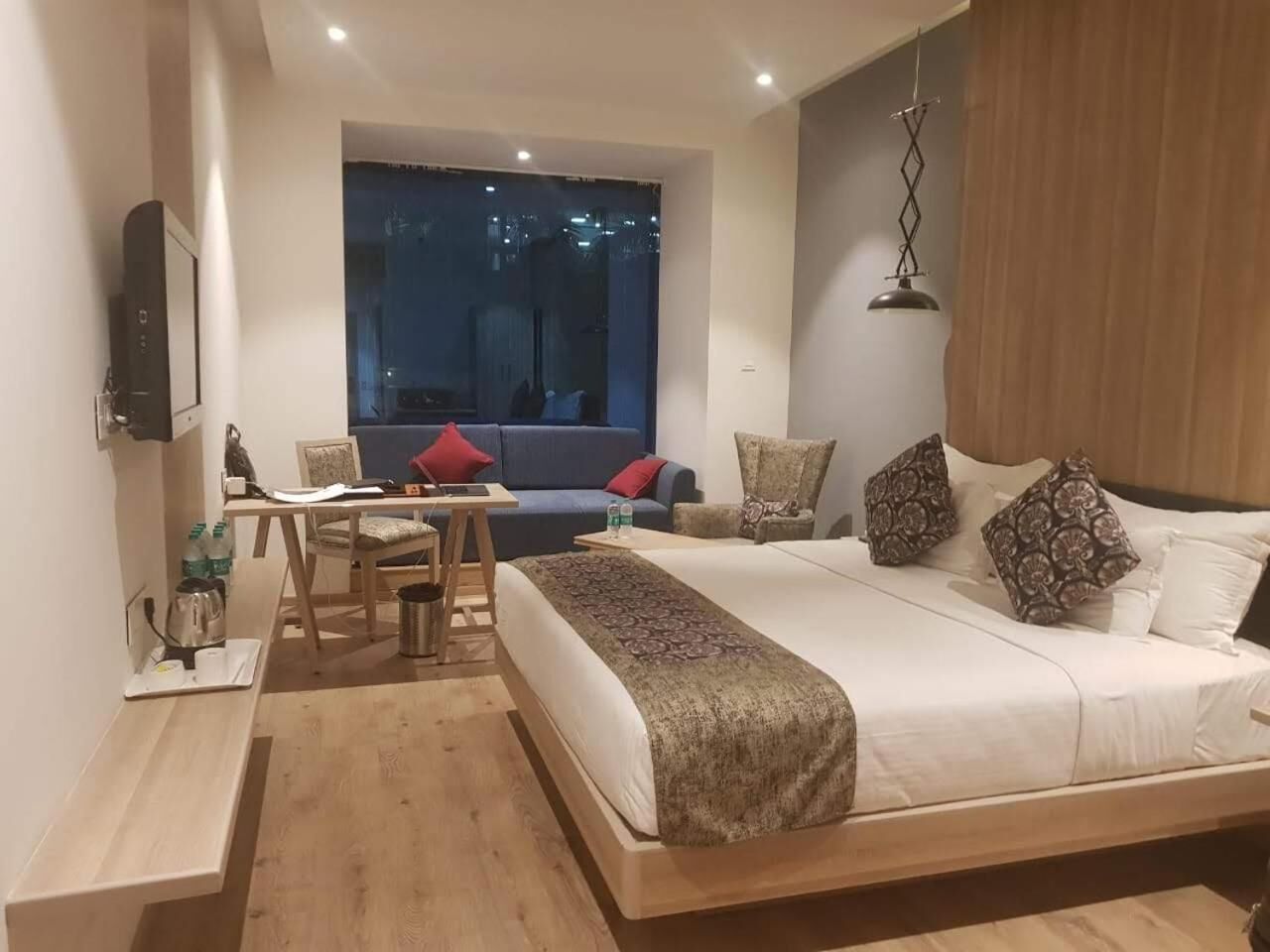 Minibar, caja de seguridad en la habitación y escritorio 