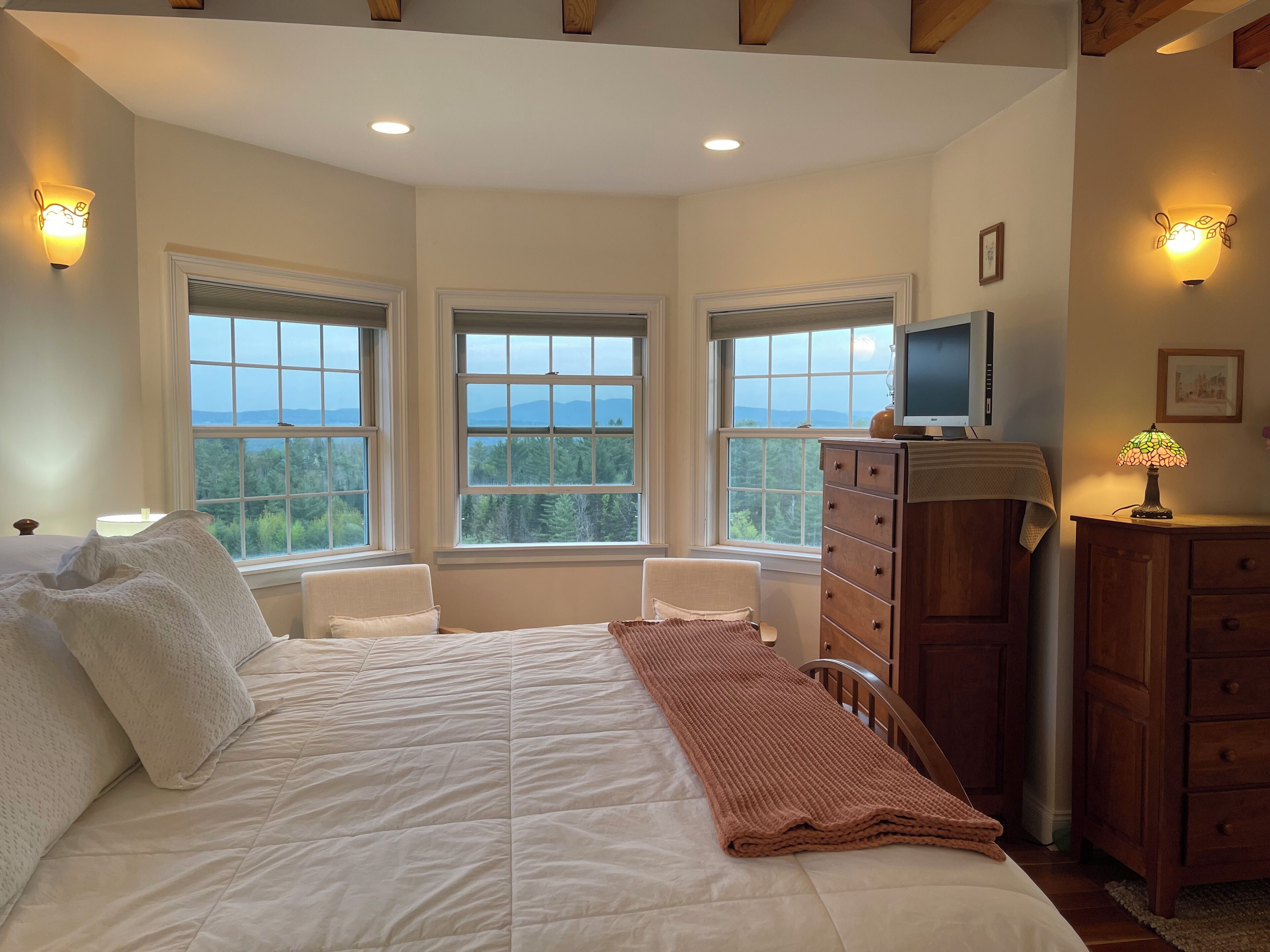 Mountain View King 2nd Floor | Egyptian cotton sheets, premium bedding, pillowtop beds