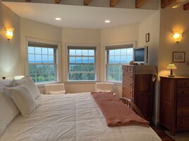 Mountain View King 2nd Floor | 埃及棉床单、高档床上用品、加厚床垫、特色装修