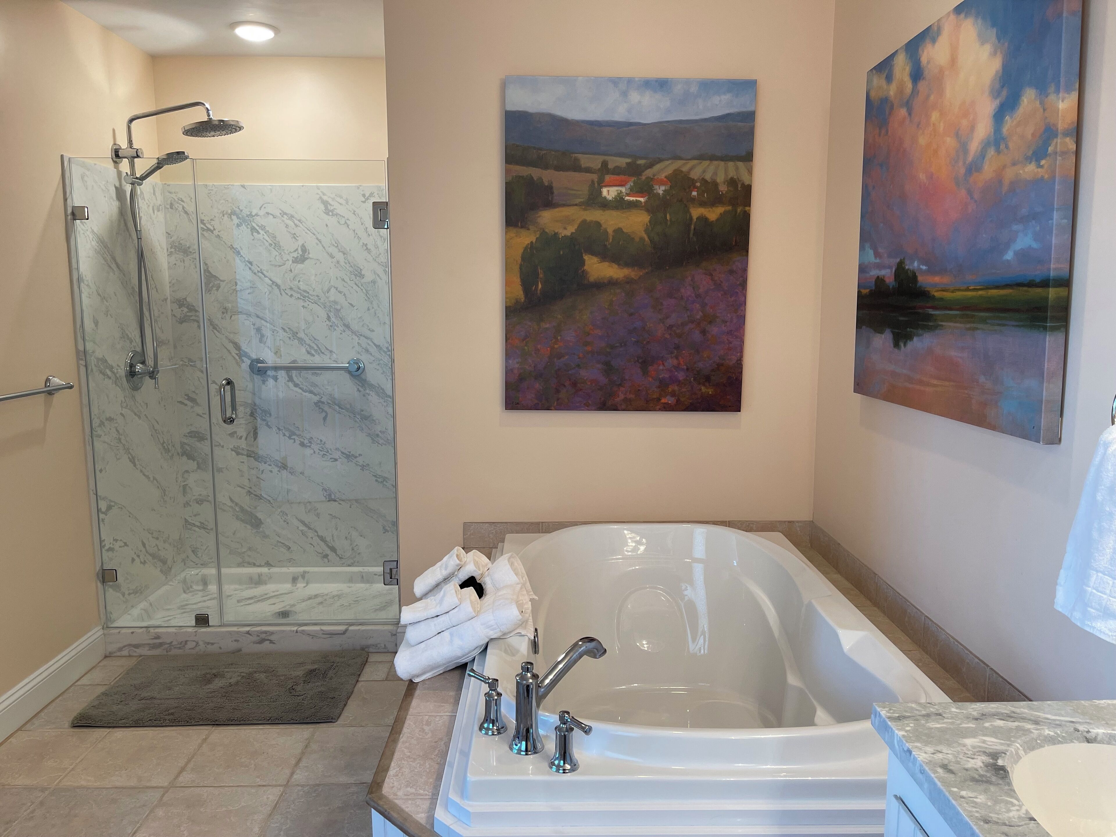 Mountain View King 2nd Floor | Baño | Amenidades de baño ecológicas, secadora de cabello, toallas, jabón 