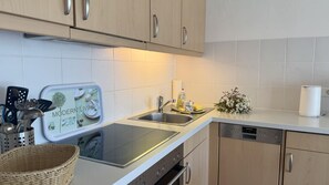 Køleskab, ovn, opvaskemaskine, højstol