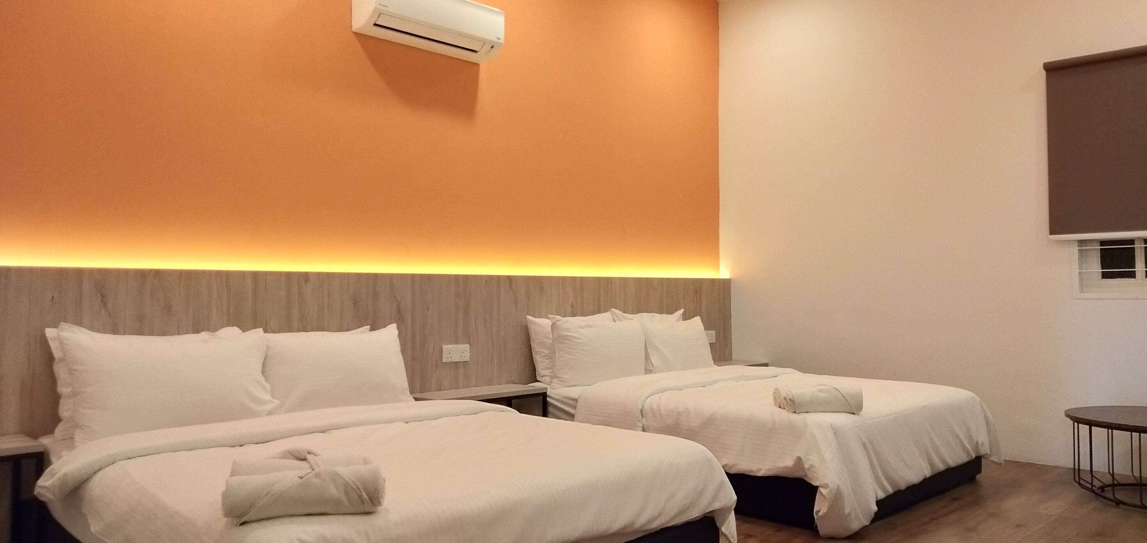 deluxe room, 2 queen beds, non smoking | living area