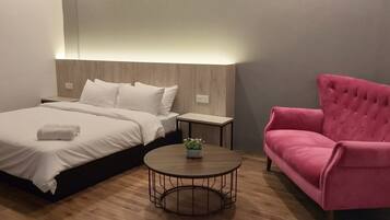 Deluxe Double Room, 1 King Bed, Non Smoking | Living area