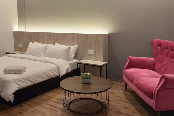 Deluxe Double Room, 1 King Bed, Non Smoking | Living area