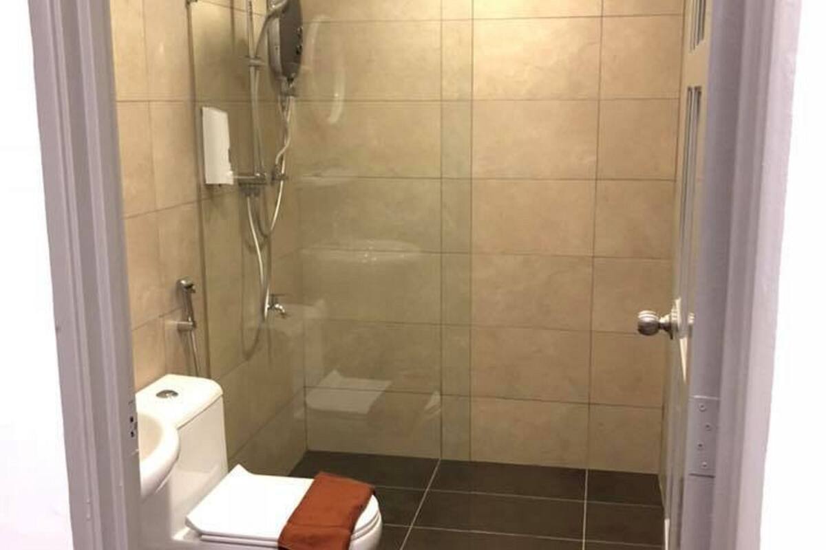 shower, free toiletries, hair dryer, towels