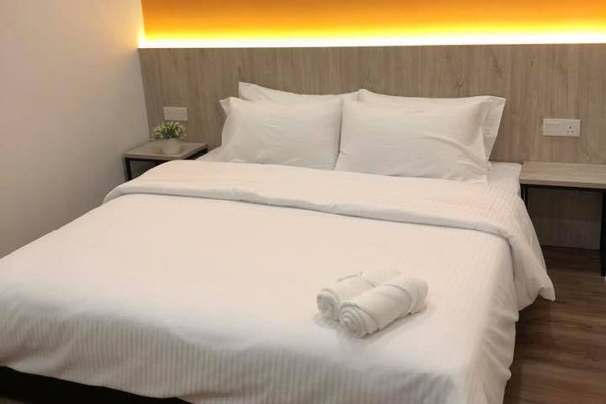 Standard Double Room, 1 King Bed, Non Smoking | Desk, iron/ironing board (on request), WiFi (free)