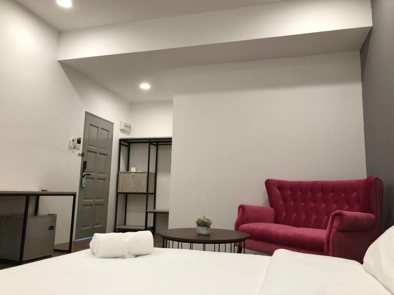 deluxe double room, 1 king bed, non smoking | living area