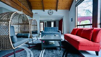 Smart TV, chimenea, libros y estéreo