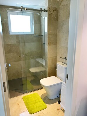 تجهيزات دش، مجففات شعر، مناشف، ورق حمّام