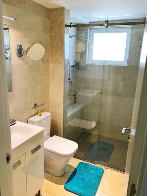 Doccia, asciugacapelli, asciugamani, carta igienica