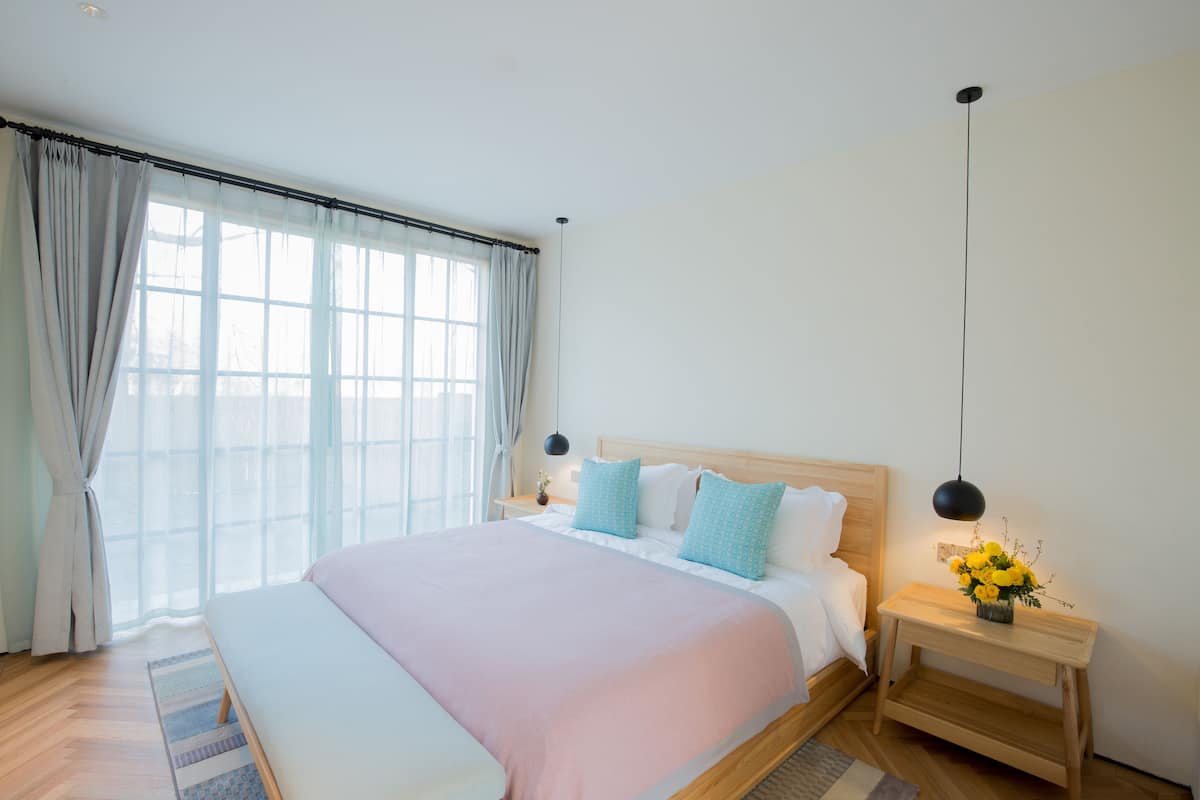 Cortinas opacas, wifi gratis, ropa de cama