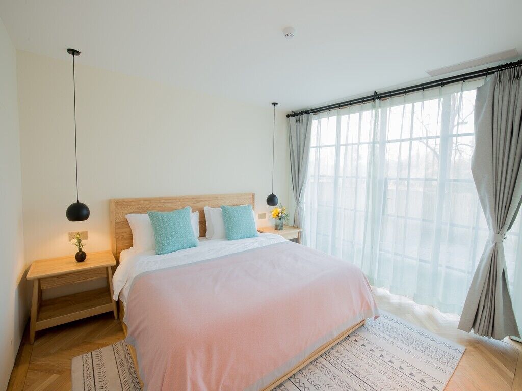 Suite de lujo | Ropa de cama de alta calidad, minibar, decoración individual