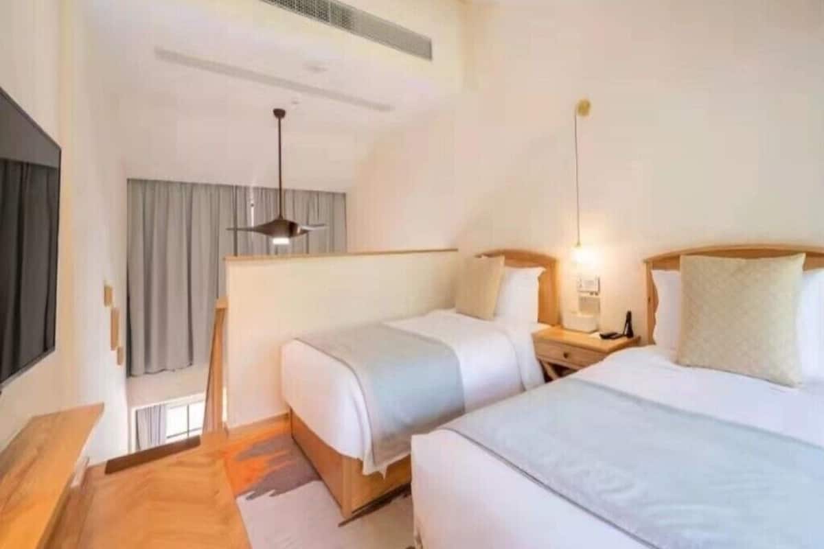 Quarto duplo conforto, vista para o lago | Roupas de cama premium, frigobar, espaço de trabalho para notebook