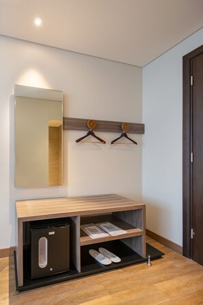 Minibar, caja fuerte, escritorio y tabla de planchar con plancha