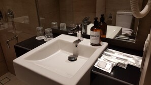 Shower, rainfall showerhead, free toiletries, hair dryer