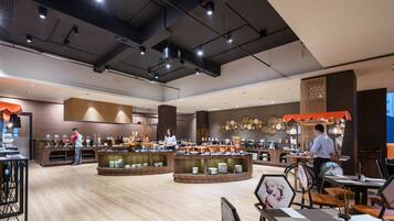 Se ofrece un desayuno bufé (110000 IDR por persona)