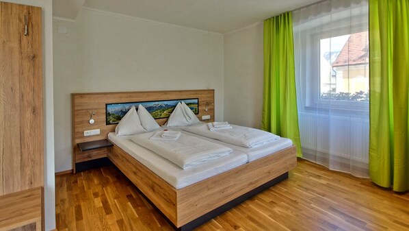 Kahden hengen huone | Tallelokero huoneessa, yksilöllisesti kalustettu, työpöytä