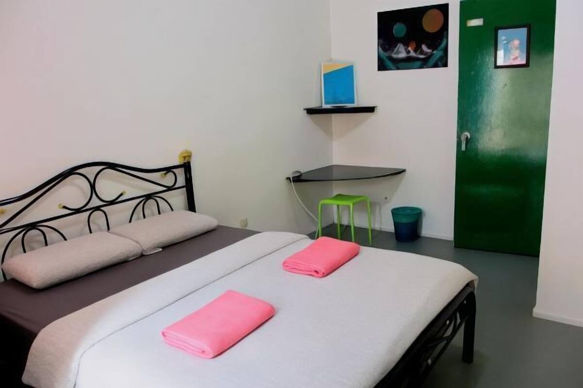 Free WiFi, bed sheets