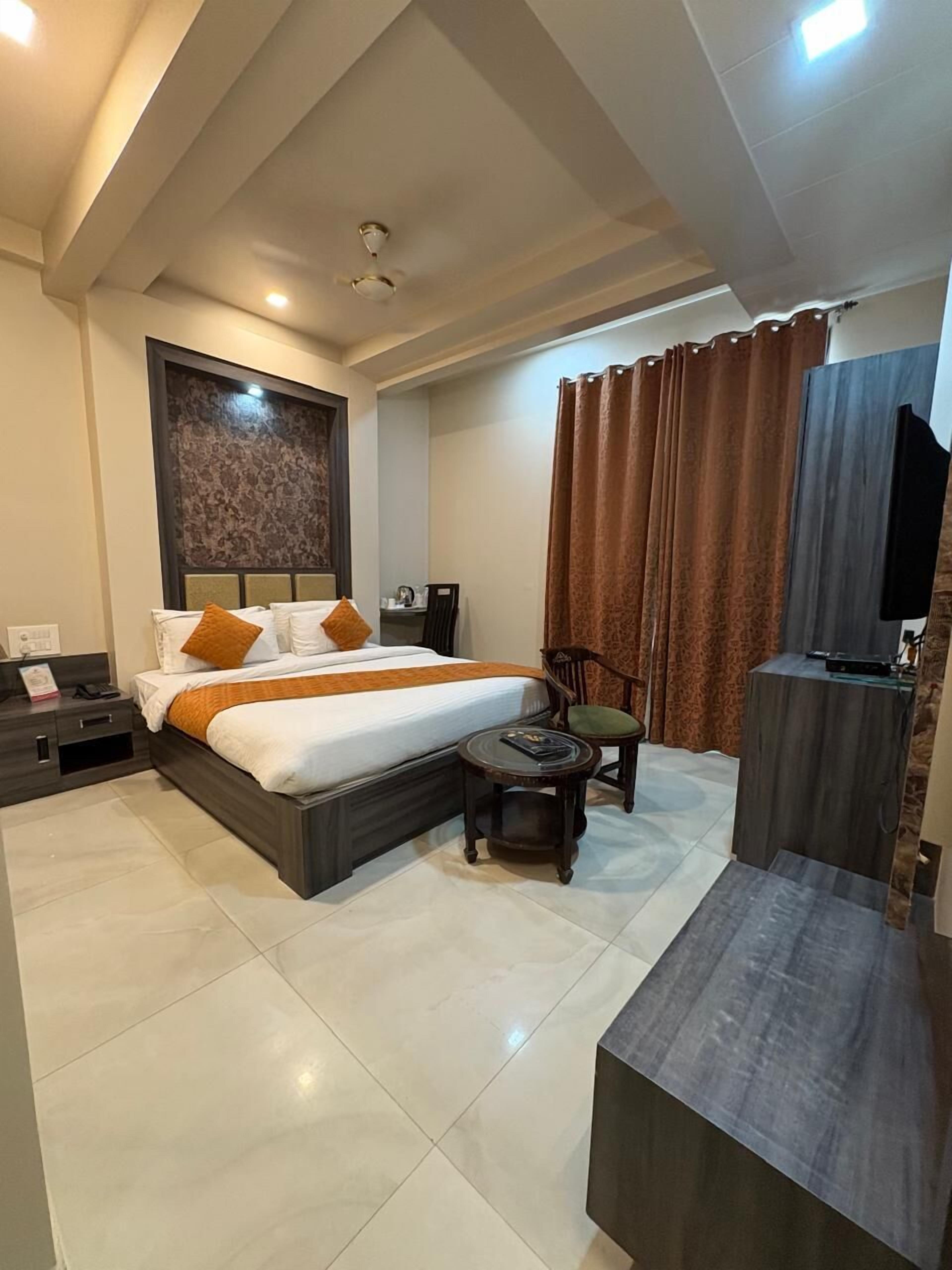 Habitación Deluxe doble, 1 cama de matrimonio, fumadores, vistas a la ciudad | Sábanas de algodón egipcio y ropa de cama de alta calidad