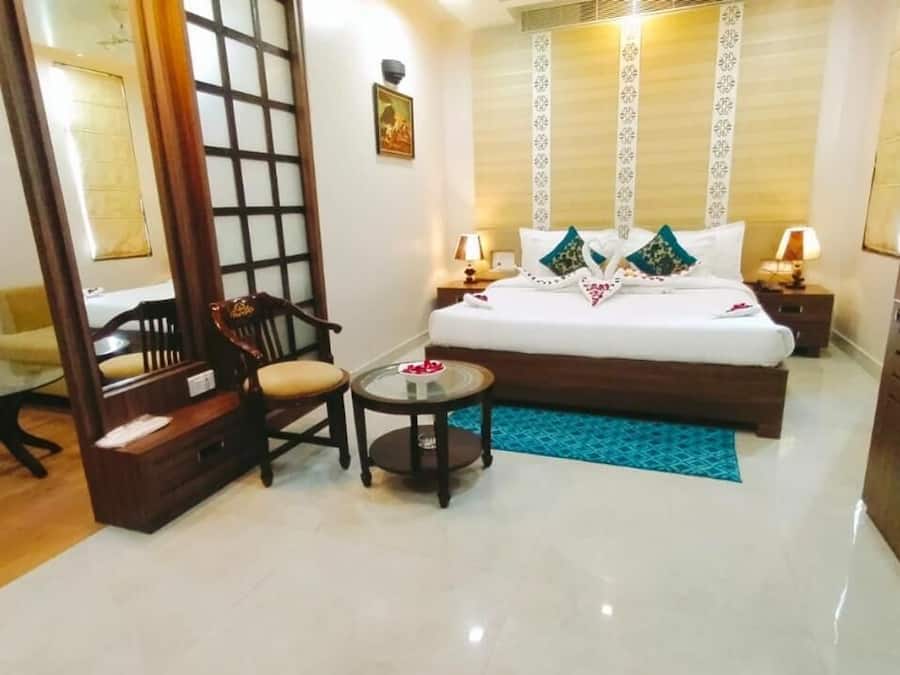 Egyptian cotton sheets, premium bedding, down comforters, minibar