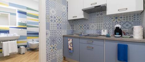 Køleskab, mikrobølgeovn, kogeplade, kaffe-/temaskine