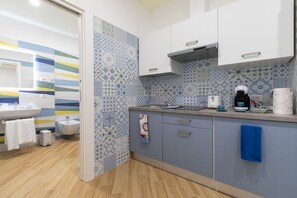 Réfrigérateur, micro-ondes, plaque de cuisson, cafetière/bouilloire