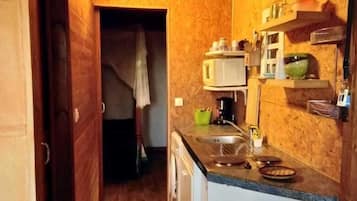 Comfort Chalet, Non Smoking | Private kitchenette | Fridge, microwave, stovetop, electric kettle