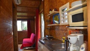 Frigorífico, microondas, placa de cocina y hervidor eléctrico
