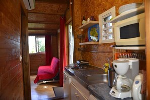 Fridge, microwave, stovetop, electric kettle - Villa Hélèna Chalets (Sainte Marie)