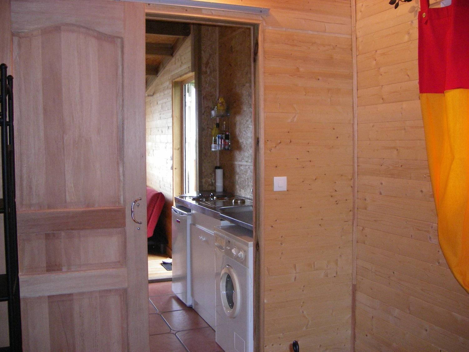 Shower, rainfall showerhead, free toiletries, hair dryer