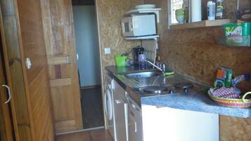 Fridge, microwave, stovetop, electric kettle