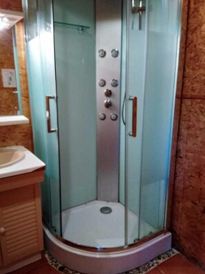 Chalet Confort, non-fumeurs | Salle de bain | Douche, douche à « effet pluie », articles de toilette gratuits