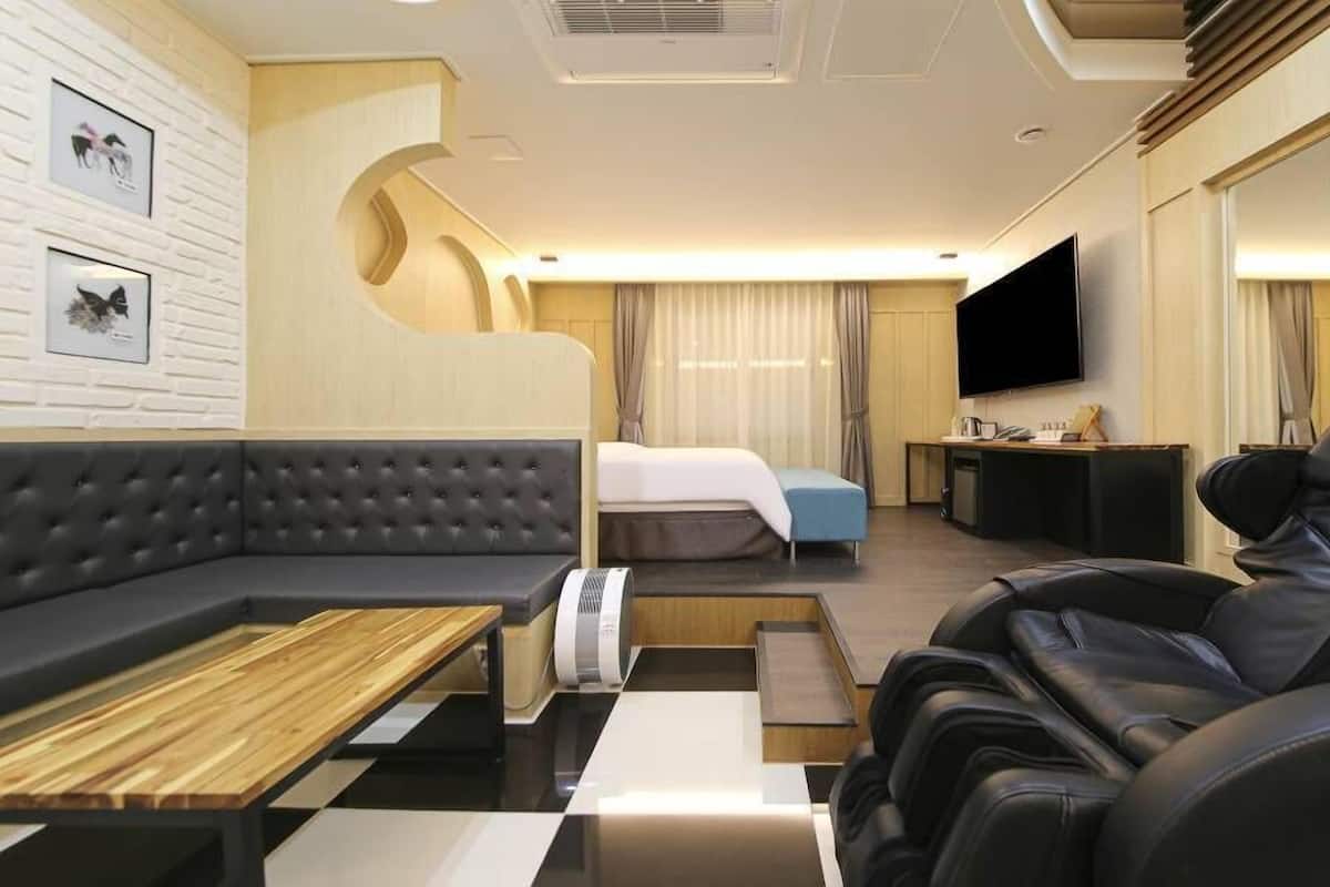 Hound OTT A Room | 1 bedroom, individually decorated, individually furnished, desk